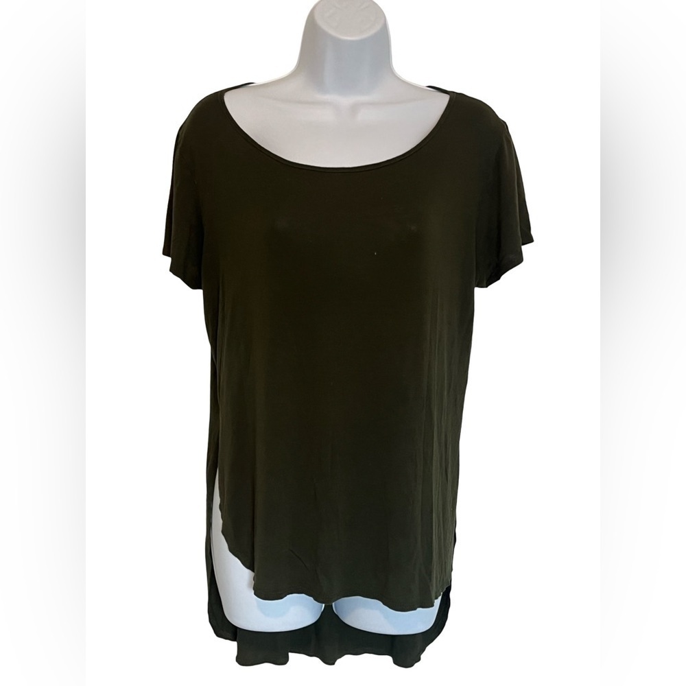 Love J Women’s Dark Olive Green short Sleeve Asymmetrical Top. Size: Large.